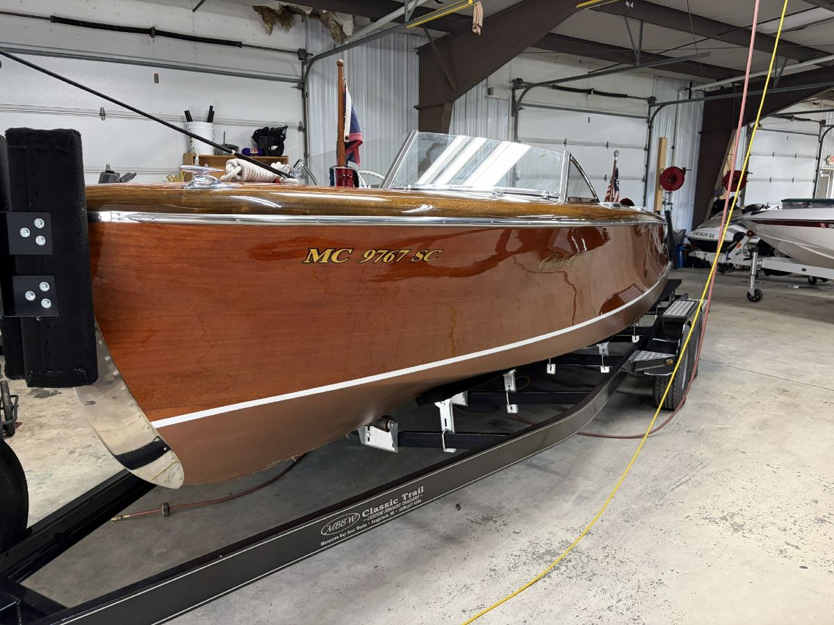 1942 Chris Craft Custom (Barrel Back) Runabouts - 23.0ft Inboard in Holland, MI